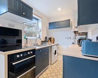 Bath Hideaway | 2br + Hot Tub - Bath - Kitchen