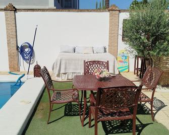 Casa Rural Villa Montecármelo: Luxury with Swimming Pool, Jacuzzi and Charm for 10 - Sanlúcar la Mayor