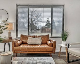 5-Br Serene Retreat Near Cle Dogs Welcome! - Berea - Living room