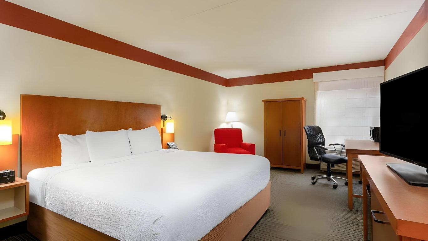 Clt Airport Inn & Suites