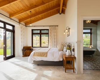 Mt Cook Lakeside Retreat - Twizel - Bedroom