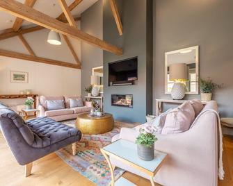 Horse Yard Barn, a truly unique, Norfolk holiday experience - Walsingham - Living room