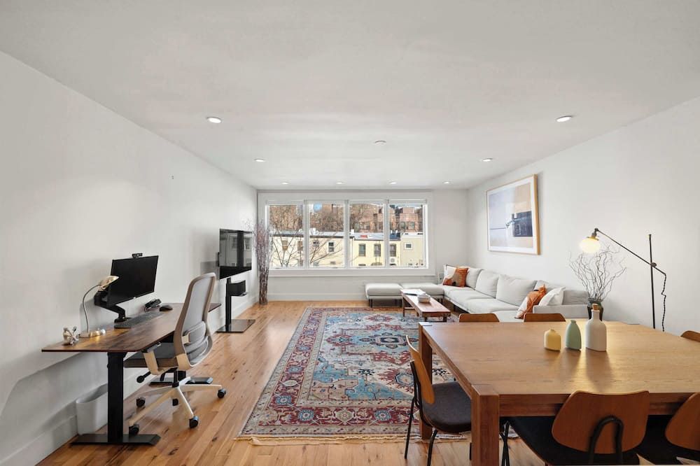 Brownstone Lane by Rove Travel | Cozy 2BR Apt - Brooklyn - Living room
