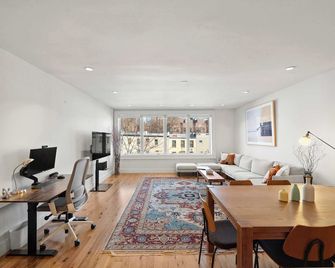 Brownstone Lane by Rove Travel | Cozy 2BR Apt - Brooklyn - Living room