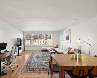 Brownstone Lane by Rove Travel | Cozy 2BR Apt - Brooklyn - Living room
