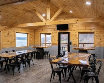 Glacier/Lakeview -Pet Friendly- 4-6 Person Midsize Cabin - Scio - Restaurant