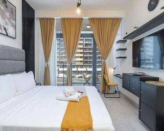 Homey Studio Apartment Perfect for 2 at Azizi Riviera 46 - Dubai - Bedroom