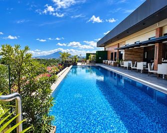 Capitol Hill Hotel and Suites - Angeles City - Pool