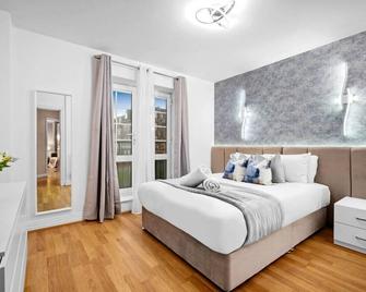 Exclusive Two-Bedroom Apartment with Balcony & Parking 5OA - Birmingham - Bedroom