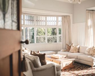 Cedar House - Gisborne - Living room