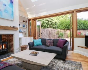 Bailey Cottage - Southampton - Living room