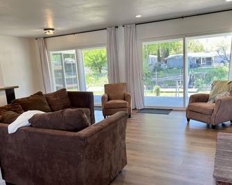 Promo 5% Weekly Discount!\nkonocti Lake House-Lakeport Ca - Lakeport - Вітальня