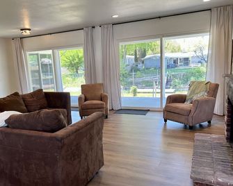 Promo 5% Weekly Discount! konocti Lake House-Lakeport Ca - Lakeport - Huiskamer