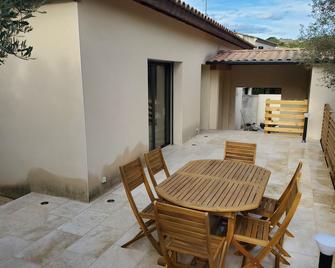 Villa 4 Personnes , Proche , Sommieres , 25 Min De La Mer , Aubais 30250 , Gard - Aubais - Patio