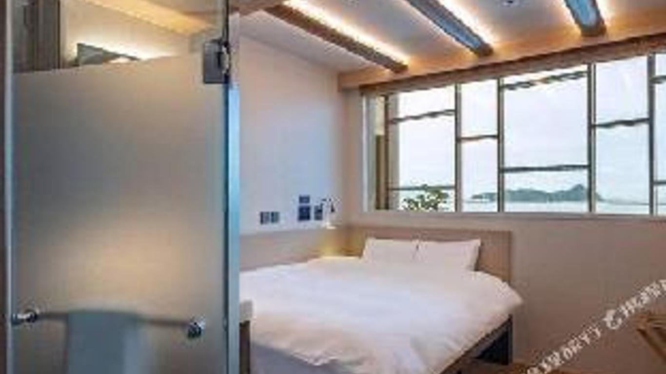 Darakhyu Incheon Airport Terminal 1 Capsule Hotel by Walkerhill