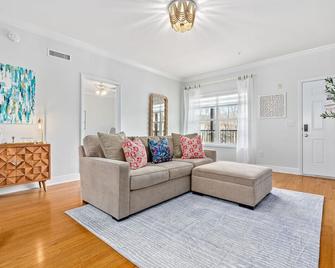 Walk to Arena and Downtown Auburn - Auburn - Living room