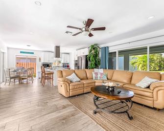 New Awesome 43, Few Min Walk From The Beach ! - Lauderdale-by-the-Sea - Living room