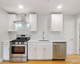 Jennifer's Historic College Hill Apartment - The Lookout - Providence - Kitchen