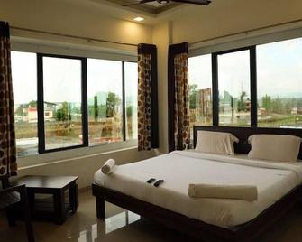 Hotel Krushna Express Inn - Vasind - Bedroom