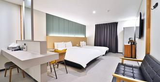 Calm Rest Hotel Busan Sasang - Busan - Bedroom