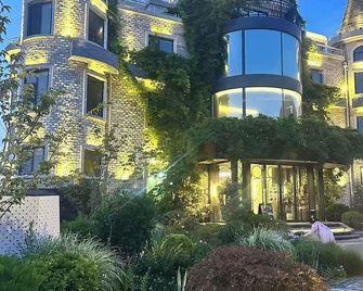 Bay Four Seasons Castle Hotel - Weihai