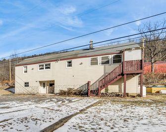Group Getaway with Fire Pit Near Susquehanna River! - Danville - Gebouw