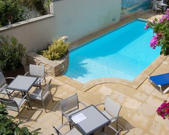 Logis Hotel au tambour - ריימס - בריכה