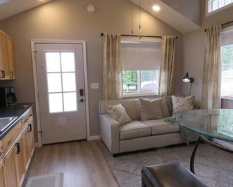 Cozy cabin 2 in wonderful Nebraska City with WiFi, AC - Nebraska City