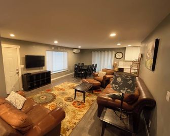 Comfy 3-bed bungalow in East Wenatchee, where nearby adventures await. - East Wenatchee - Living room