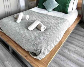 Modern and Luxurious 4 bedroom house - Bangor - Dormitor