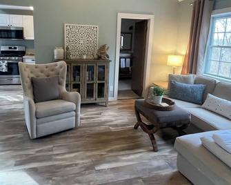 Private hideaway close to everything with lake access. - Canandaigua - Wohnzimmer