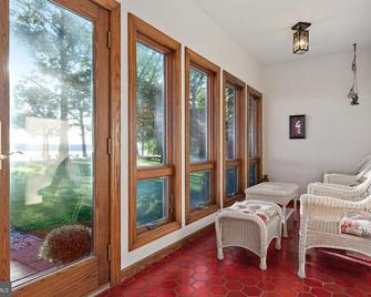 Gorgeous, Cozy Villa with breathtaking sunset views, river access and Hot Tub. - Millville - Living room