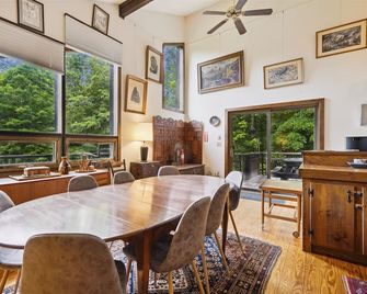Hawk Landing is a charming 3-bedroom, 2-bathroom retreat - Pittsfield - Comedor