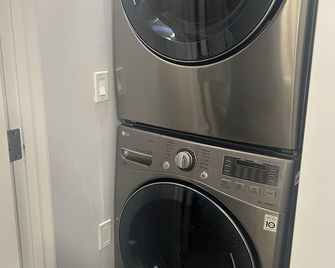 Basement suite with full kitchen - Airdrie - Lavandería