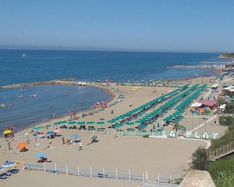 Two-room apartment, terrace, sea front, floor 1 (Mimosa) - Anzio - Strand