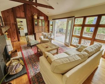 Riverfront Cabin only 10 min from Plaza! - Healdsburg - Sala de estar