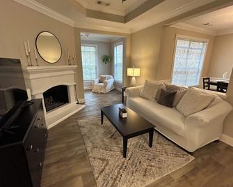 Fabulous Two Bedroom Two Bath with sunroom in Alpharetta - Alpharetta - Living room