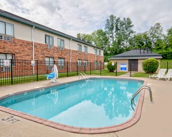 Motel 6 Georgetown - Lexington North - ג'ורג'טאון - בריכה