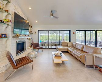 Secluded and spacious family friendly sanctuary with enclosed pool and hot tub - Key Largo - Living room