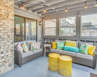 Cozy North Myrtle Beach Home half Mi to Ocean! - Myrtle Beach - Sala de estar
