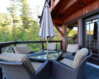 1st. Class Waterfront Resort: Pool / Hot Tub / Clubhouse / Boat Moorage / Patios - Blind Bay - Balcony
