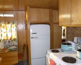 The Villa at Tin Can Acres, a Retro Trailer Retreat - Denison - Kuchyň