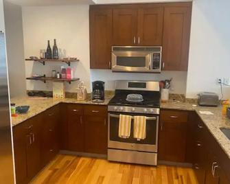 Pristine escape in Cherry Creek! - Denver - Kitchen