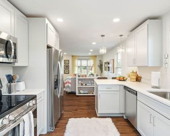 Cheery and Stylish Three Bedroom Townhouse in Convenient Area - Powell - Kitchen