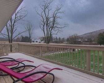 Gorgeous Ski Chalet - 7 miles from Belleayre with hot tub - Fleischmanns - Balcón