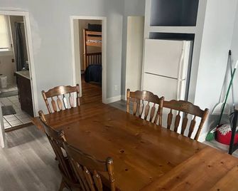 Lovely 4- Bedroom apartment for rent - New Bedford - Comedor