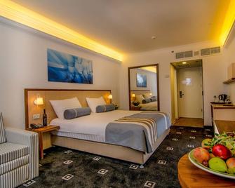 Club Hotel Tiberias - Suites Hotel - Tiberias - Schlafzimmer