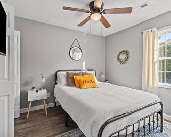 The Luxe/ Hot Tub/ On Bright Leaf Golf Course - Harrodsburg - Habitación