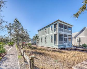 Lovely Home w/ Screened-In Porches, Balcony & Shared Pool - Walk to the Beach - Port St. Joe - Edificio