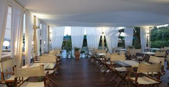 Hotel Coluccini - Marina Di Pietrasanta - מסעדה